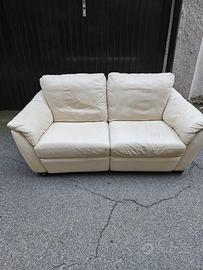 divano pelle bianca con poggiapiedi