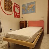 letto con testata fucsia