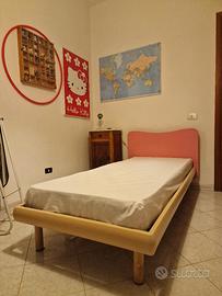 letto con testata fucsia