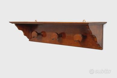 Appendiabiti da parete in legno con ripiano.