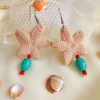 Orecchini stella beige Crochet perla turchese