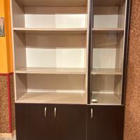 Mobile libreria con diversi scaffali e ripiani