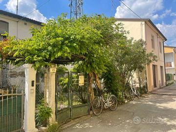 Casa indipendente di 107 m² con 5 locali a Massa L