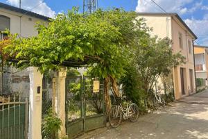 Casa indipendente di 107 m² con 5 locali a Massa L