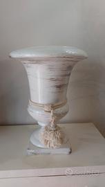 Vaso bianco con nappa decorativa