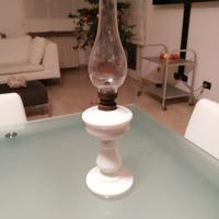 Lume a petrolio in vetro opalino bianco. 