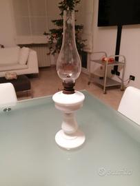 Lume a petrolio in vetro opalino bianco. 