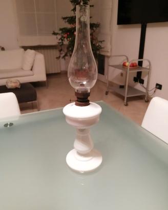 Lume a petrolio in vetro opalino bianco. 