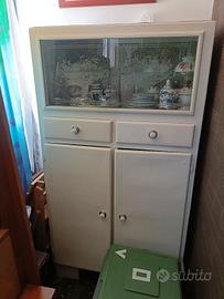 Vecchio mobiletto credenza da cucina 