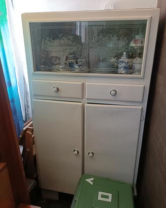 Vecchio mobiletto credenza da cucina 