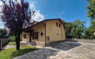 Villa con giardino e bosco