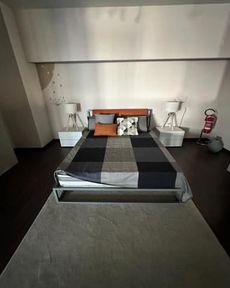 Letto matrimoniale 2 comodini 1 como 3 cassetti