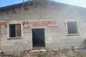 Terreno con casa allo stato grezzo