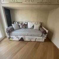 Divano letto singolo con cassone contenitore.