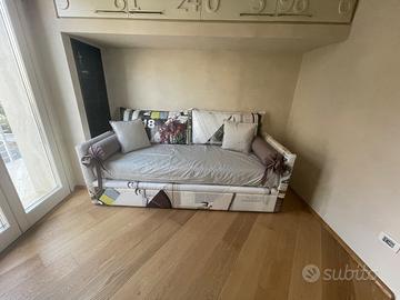 Divano letto singolo con cassone contenitore.
