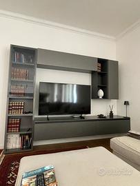 Libreria soggiorno con spazio tv grigia
