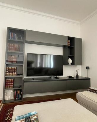 Libreria soggiorno con spazio tv grigia