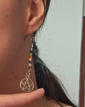 Orecchini pendenti alternativi con perline multico