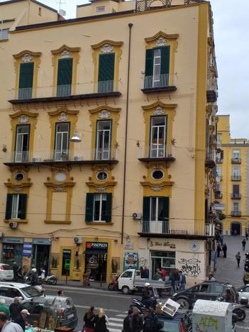 Napoli, centrale, piazza S.M. La Nova, bilocale