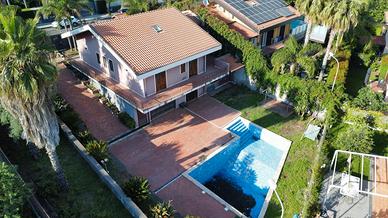 Villa Indipendente con giardino e piscina