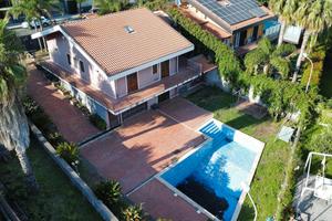 Villa Indipendente con giardino e piscina