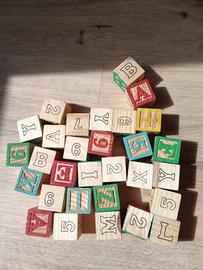 Set di 30 cubi di legno con lettere e numeri