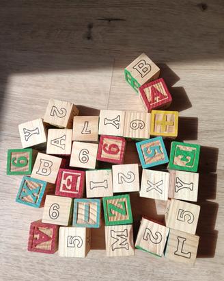 Set di 30 cubi di legno con lettere e numeri