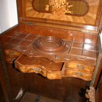 Antico mobile da gioco intarsiato