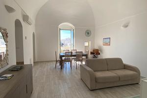 Spazioso appartamento pieno centro vista mare