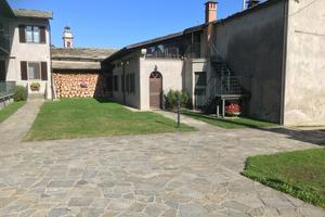 Casa indipendente su tre lati