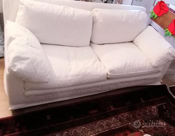 Grande divano letto con doghe in legno