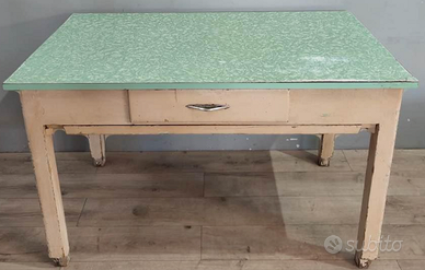 Tavolo con base bianca