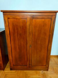 Armadio basso in legno