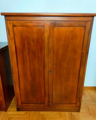 Armadio basso in legno