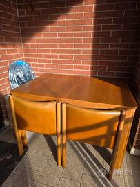 Tavolo con piccoli segni di usura