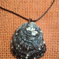 collana in caucciu e ostrica di mare 5 x 5 cm