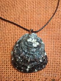 collana in caucciu e ostrica di mare 5 x 5 cm
