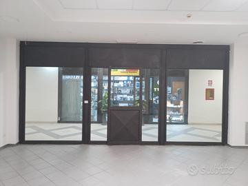 Locale commerciale-centro comm. agora-castelforte