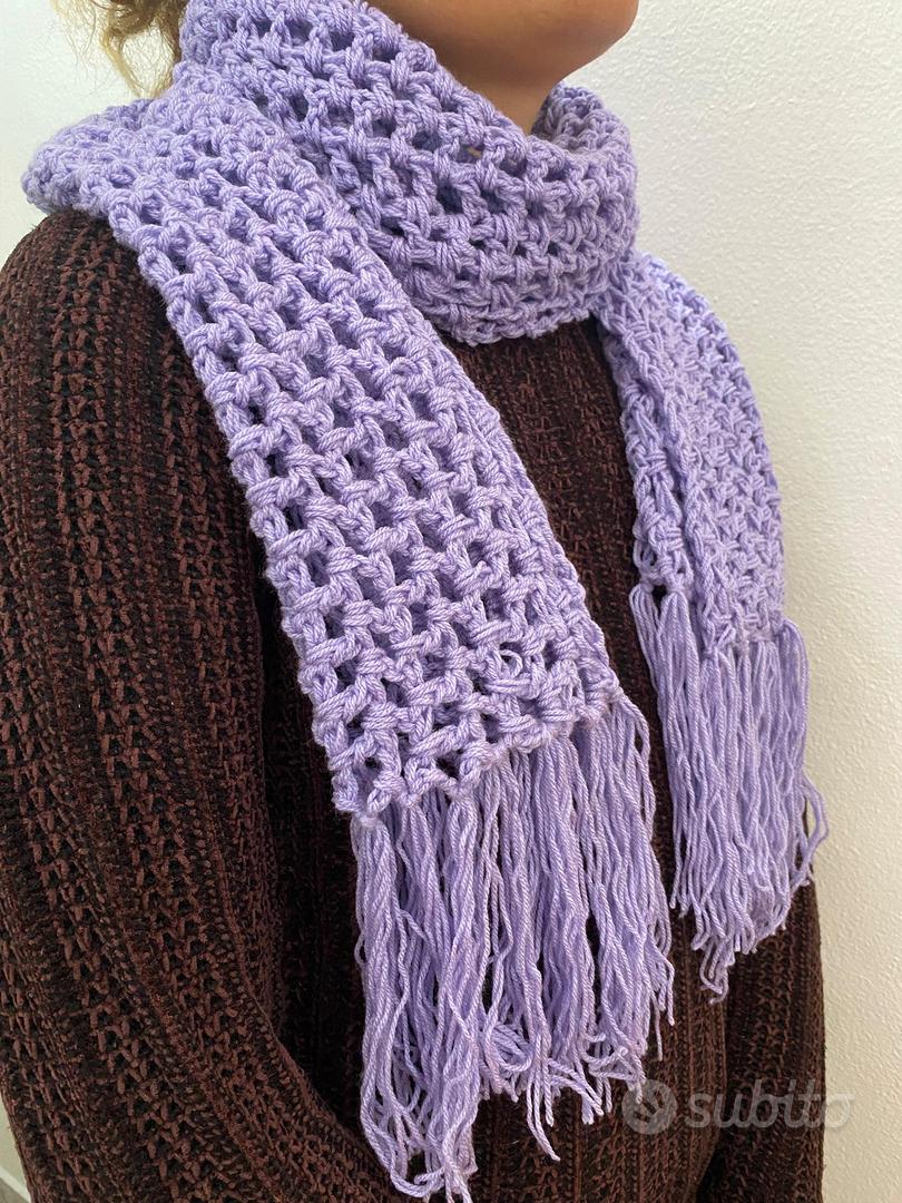 Sciarpa di lana fatta a mano colore lilla Abbigliamento e
