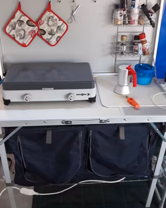 mobiletto da cucina con fornello e grill