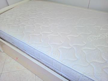 materasso singolo e rete con doghe