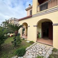 Villa bifamiliare con giardino e posto auto
