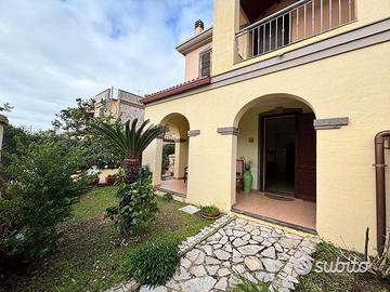 Villa bifamiliare con giardino e posto auto