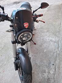 Ducati Monster 695 dark