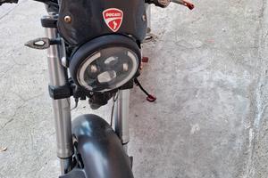 Ducati Monster 695 dark