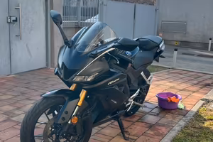 YAMAHA R125 AKRAPOVIC