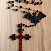 Collana rosario gotico con pipistrello 
