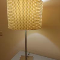Lampada da tavolo con paralume cilindrico