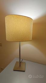 Lampada da tavolo con paralume cilindrico