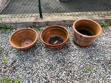 Vasi e alzate in terracotta